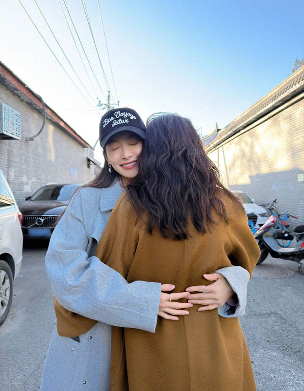 宋茜情人节晒与陈好合照，二人拥抱贴贴感情超甜！