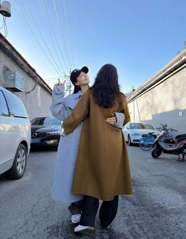 宋茜情人节晒与陈好合照，二人拥抱贴贴感情超甜！