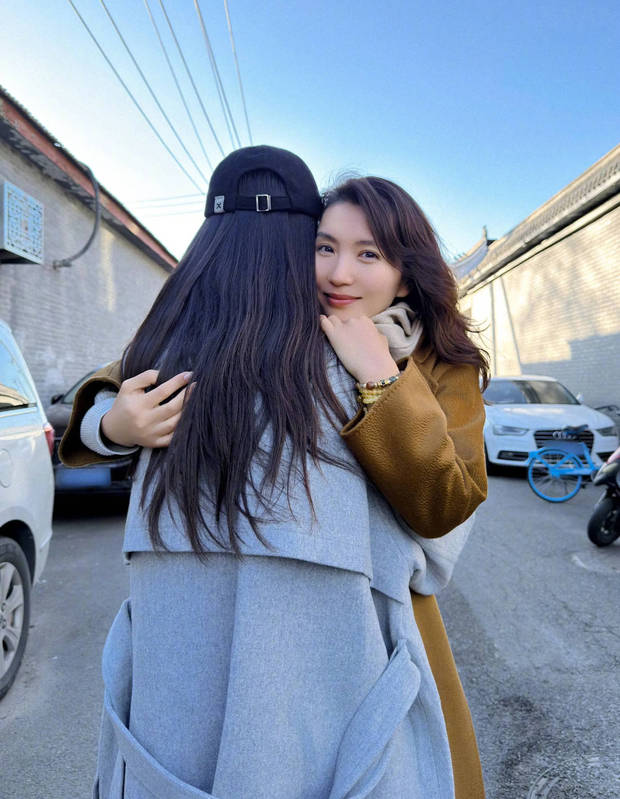 宋茜情人节晒与陈好合照，二人拥抱贴贴感情超甜！