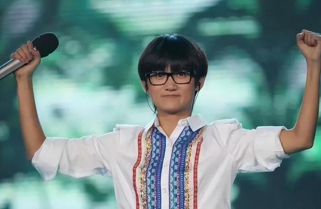 超女冠军一年挥霍200万后跌落谷底，如今月薪8000当老师过得怎样