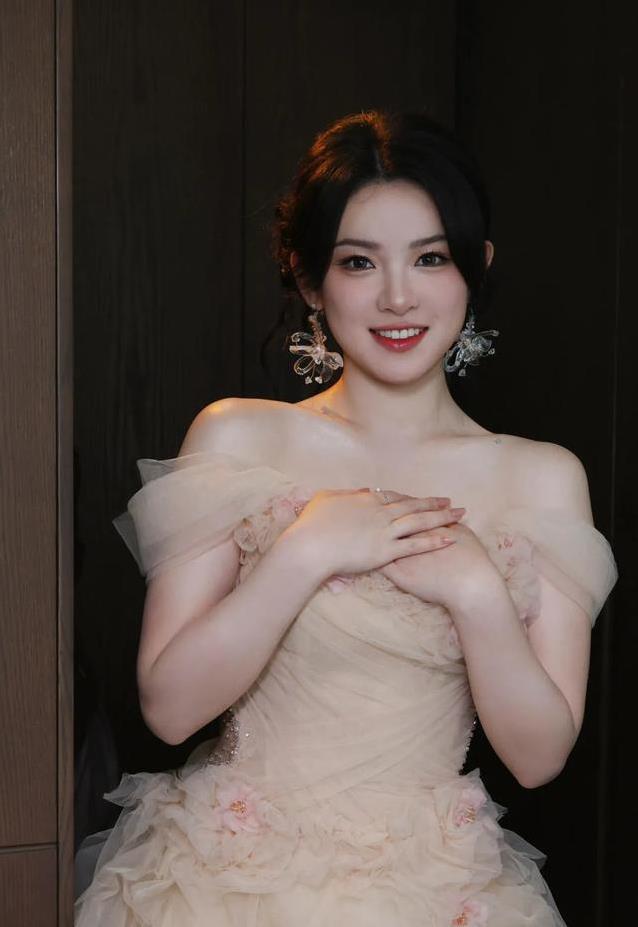 外表软萌初恋脸，刘夕语却能笑着拔刀演女帝?
