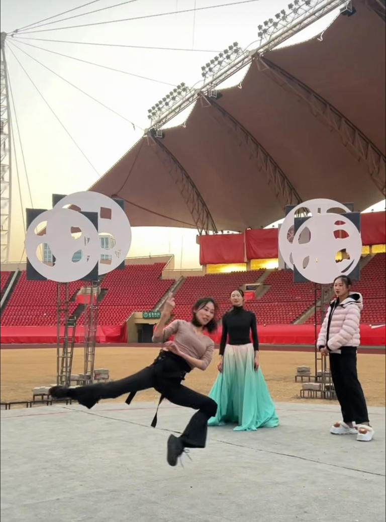 太美了!朱洁静、周晓辉春晚凌空起舞：春神降临，踏鼓迎春