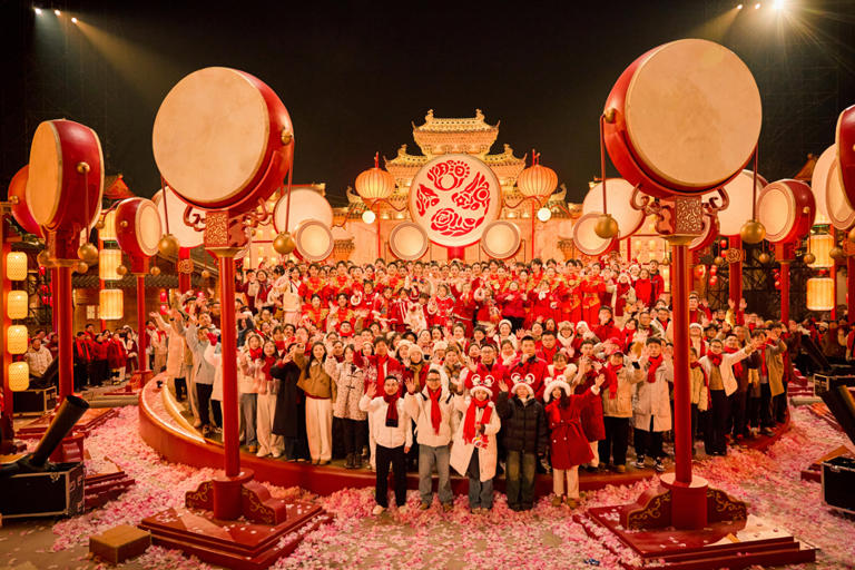太美了!朱洁静、周晓辉春晚凌空起舞：春神降临，踏鼓迎春