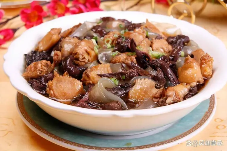 在东北，年夜饭必备10道硬菜，基本是从小吃到大，年年不换样