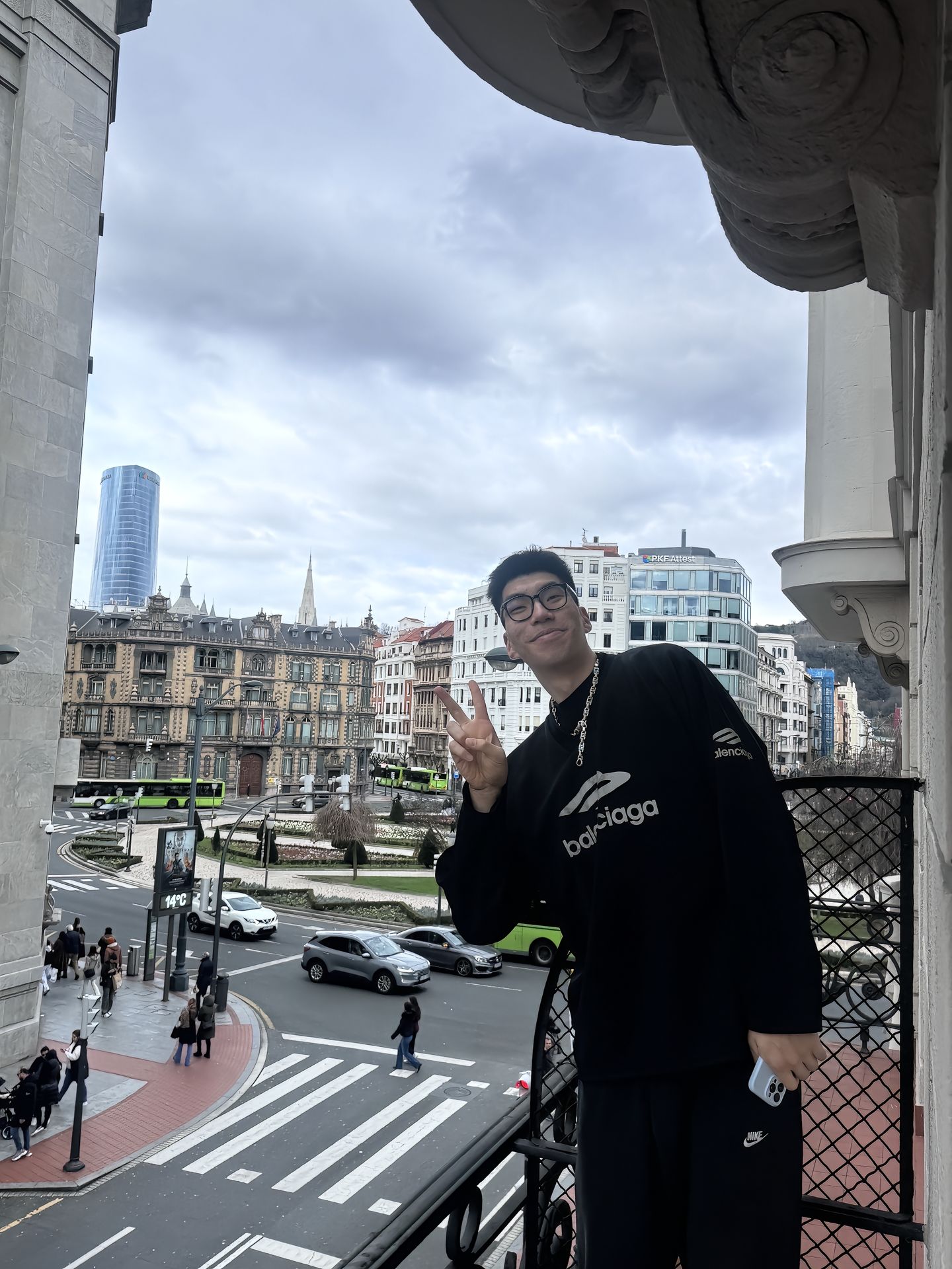 余嘉豪更新社媒分享图集：一年将尽夜，万里未归人