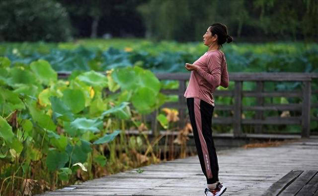 踮脚尖再次被关注！调查发现：每天练习踮脚的人，或能收获3好处