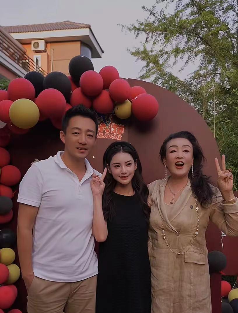 张兰官宣又添了一个大孙子，白白胖胖，初七出生的天赐灵童