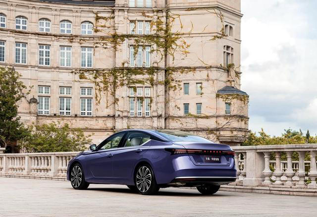 日产天籁鸿蒙座舱S380大师版上市，配黑金双车漆，搭鸿蒙座舱5.0