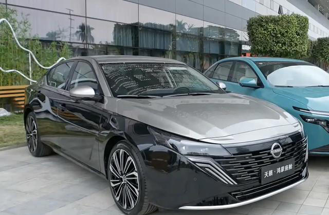 日产天籁鸿蒙座舱S380大师版上市，配黑金双车漆，搭鸿蒙座舱5.0