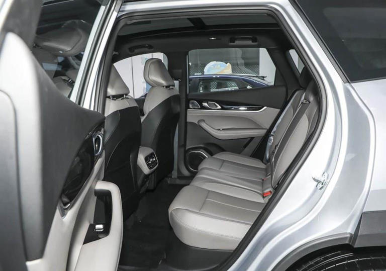 博越L持续火爆，30天卖出了34176辆，家用推荐哪一款？