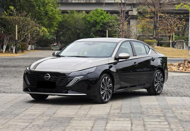 日产天籁鸿蒙座舱S380大师版上市，配黑金双车漆，搭鸿蒙座舱5.0