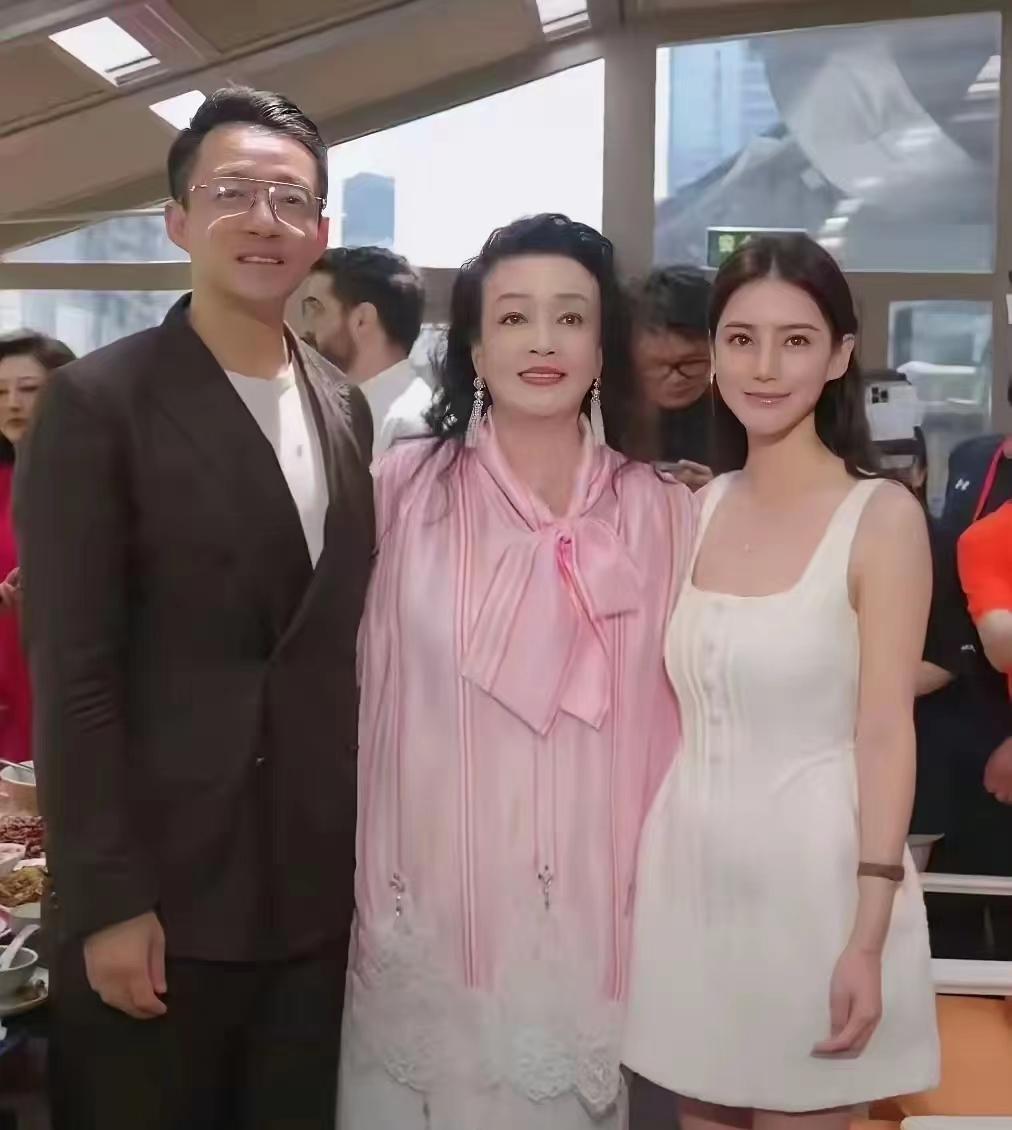 张兰官宣又添了一个大孙子，白白胖胖，初七出生的天赐灵童