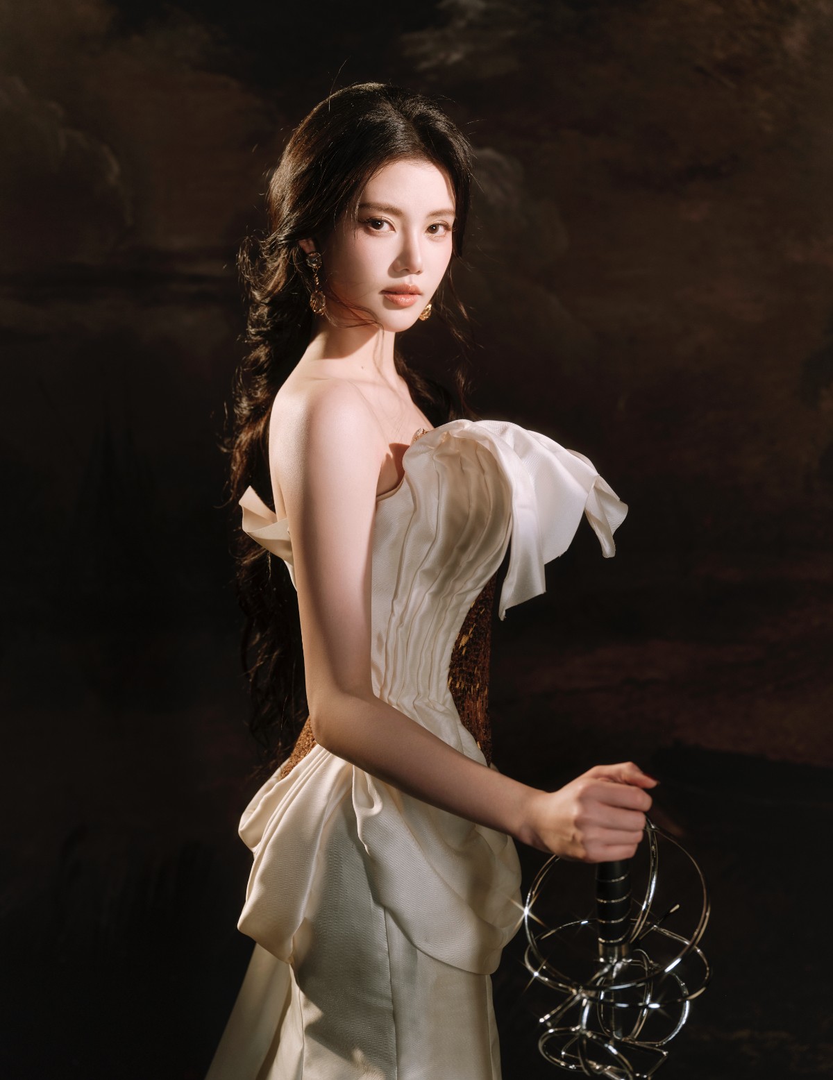 柔婉与锐利并存! 孙珍妮废墟神殿大片，重新诠释神话女性力量