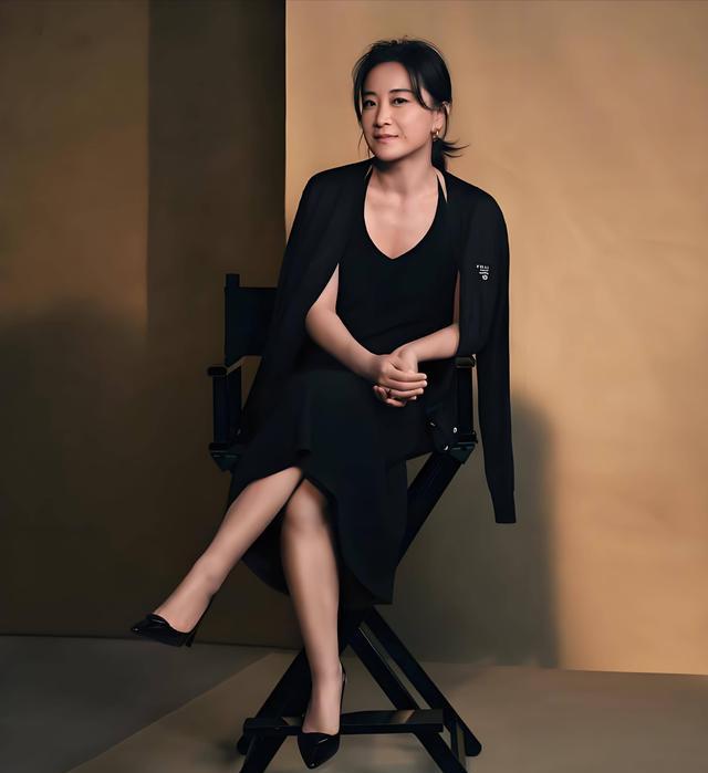 从百亿导演到综艺“弃子”，贾玲消失后，到底在干什么？