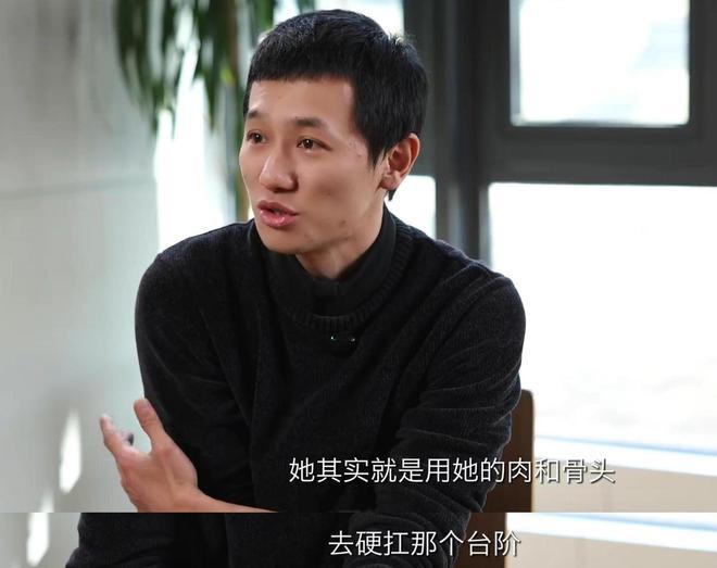 3800元门票秒空！陈丽君赴台爆火，肉身滚3米楼梯，征服年轻观众