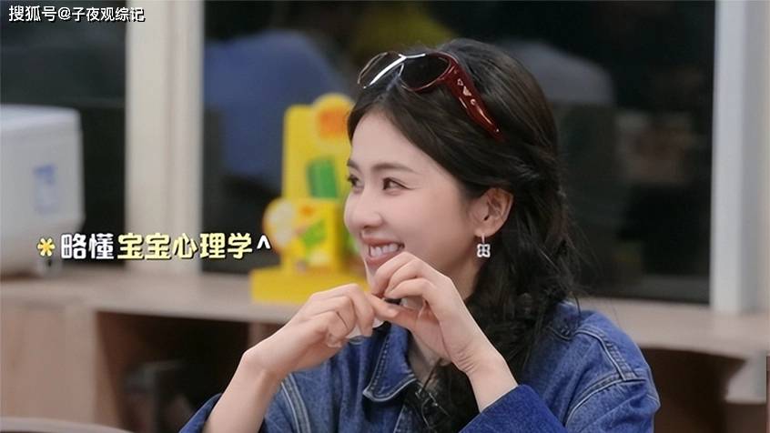 《亲爱的客栈》沈月铺6张床累瘫，白鹿拍男友视角走红：努力人设正失去流量红利