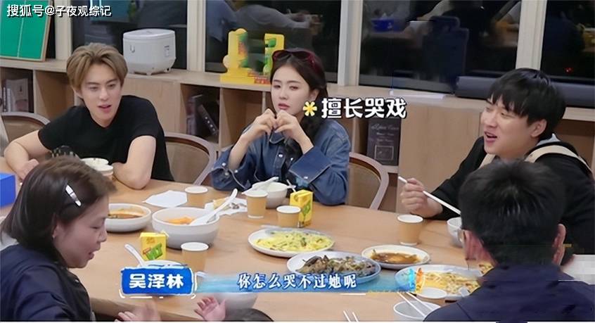 《亲爱的客栈》沈月铺6张床累瘫，白鹿拍男友视角走红：努力人设正失去流量红利