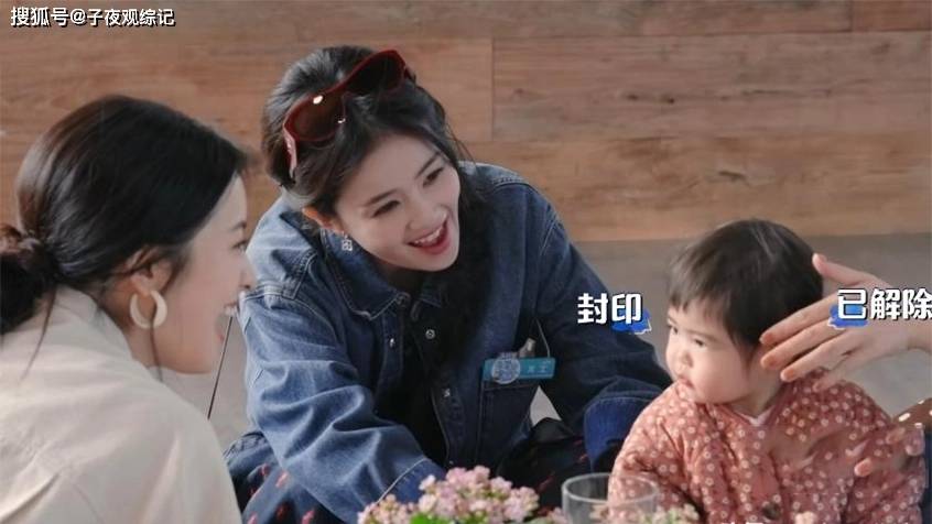 《亲爱的客栈》沈月铺6张床累瘫，白鹿拍男友视角走红：努力人设正失去流量红利