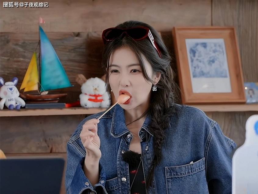 《亲爱的客栈》沈月铺6张床累瘫，白鹿拍男友视角走红：努力人设正失去流量红利