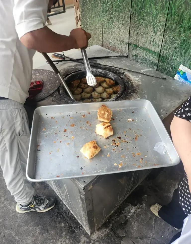 新疆烤包子都有人敢开，热闹的街，一个顾客都没，被割韭菜了吧