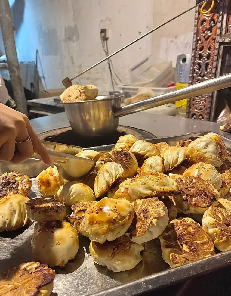 新疆烤包子都有人敢开，热闹的街，一个顾客都没，被割韭菜了吧