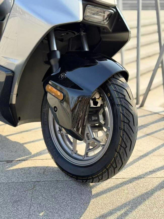 极核AE4 SE+：5620W峰值功率搭配85km/h极速，凭啥成性能党新宠？