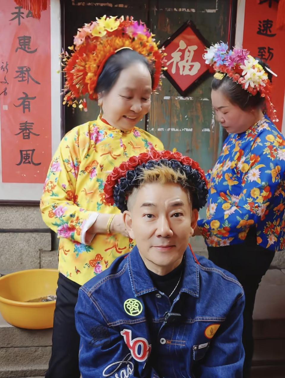 59岁任贤齐泉州簪花，穿牛仔套装配厚底帆布鞋，脸庞俊俏