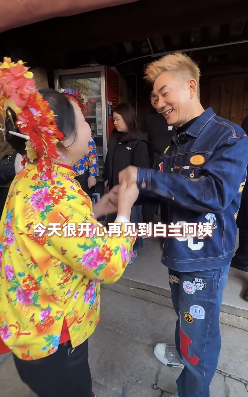 59岁任贤齐泉州簪花，穿牛仔套装配厚底帆布鞋，脸庞俊俏