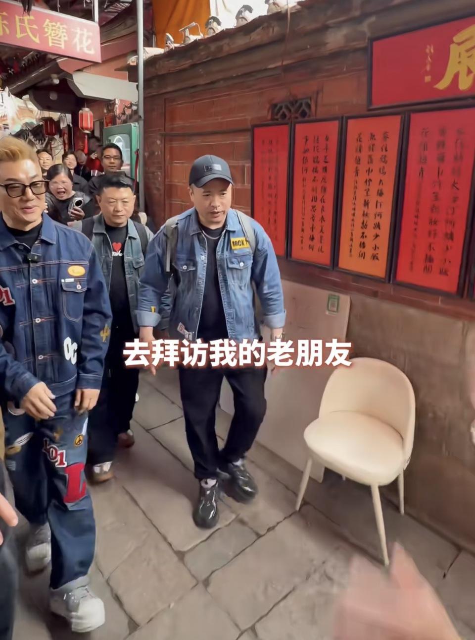 59岁任贤齐泉州簪花，穿牛仔套装配厚底帆布鞋，脸庞俊俏