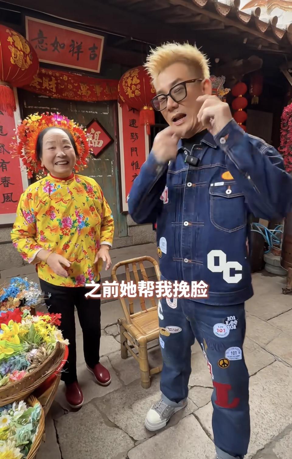 59岁任贤齐泉州簪花，穿牛仔套装配厚底帆布鞋，脸庞俊俏