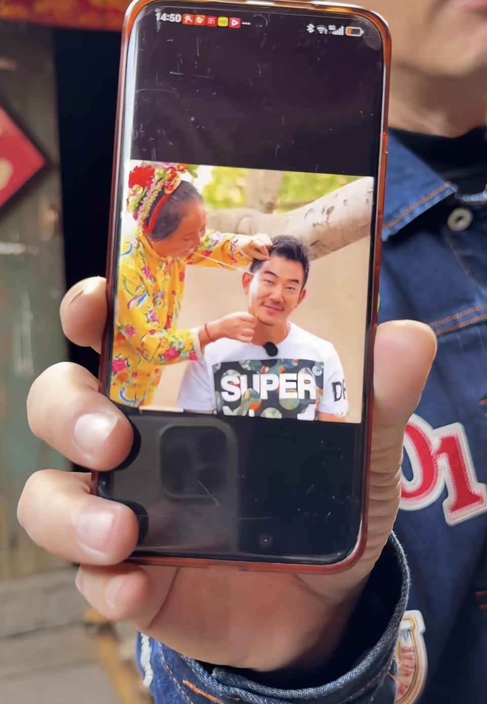 59岁任贤齐泉州簪花，穿牛仔套装配厚底帆布鞋，脸庞俊俏