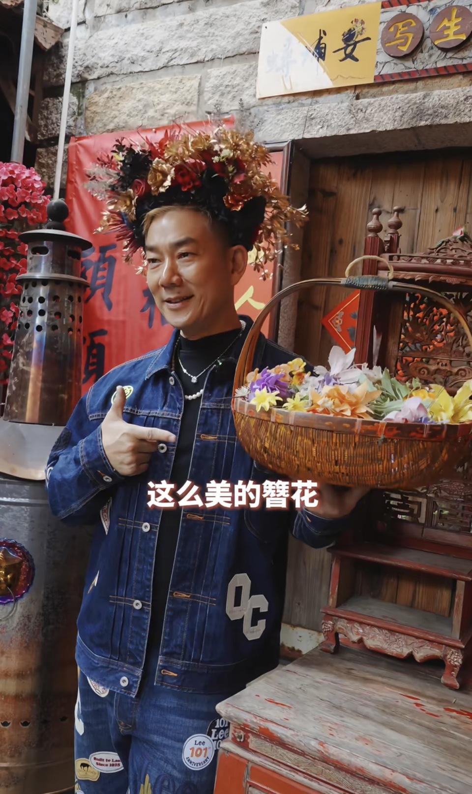 59岁任贤齐泉州簪花，穿牛仔套装配厚底帆布鞋，脸庞俊俏