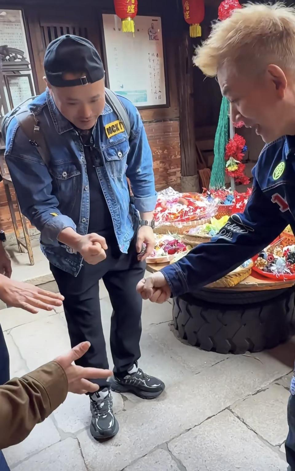 59岁任贤齐泉州簪花，穿牛仔套装配厚底帆布鞋，脸庞俊俏