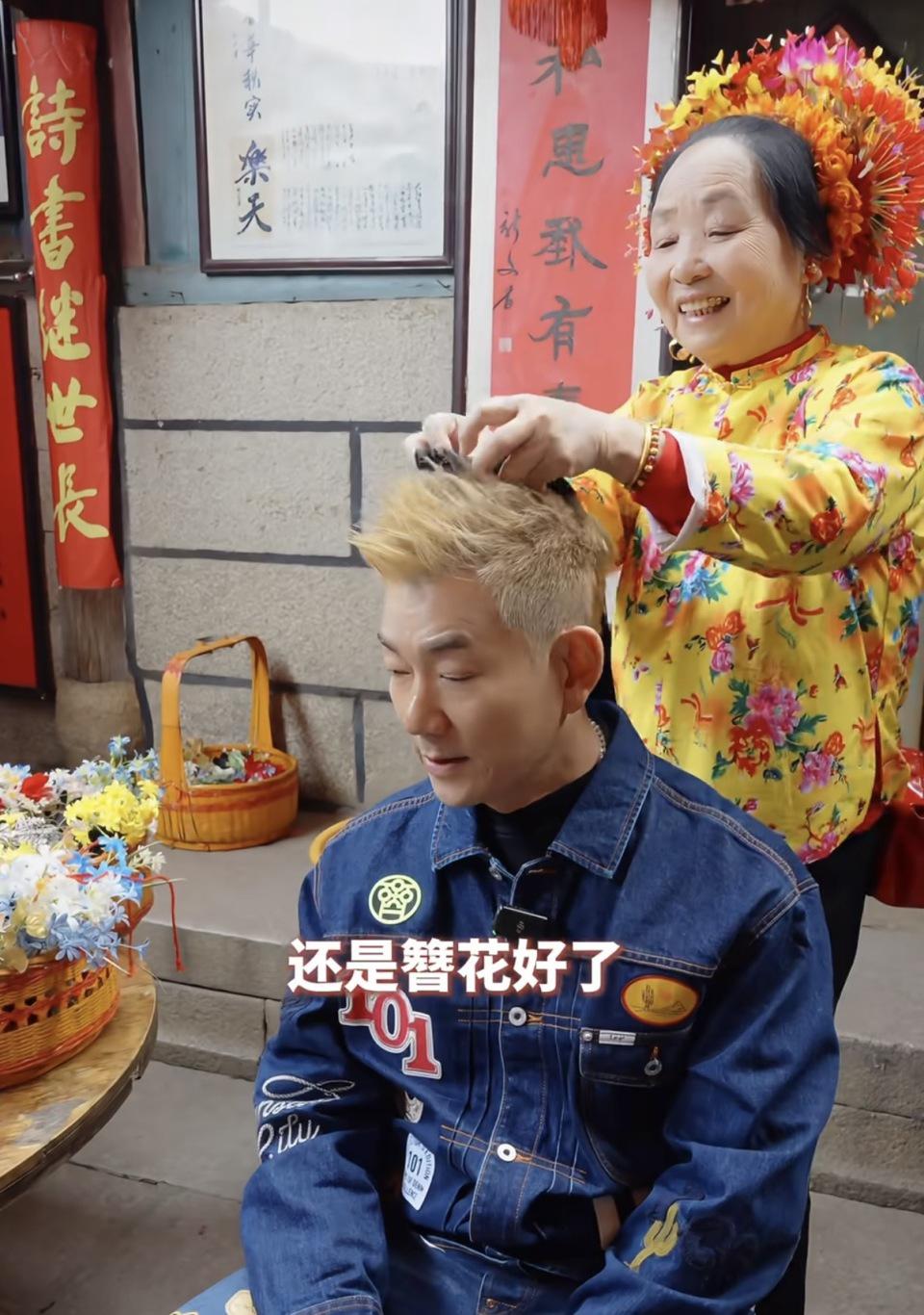 59岁任贤齐泉州簪花，穿牛仔套装配厚底帆布鞋，脸庞俊俏
