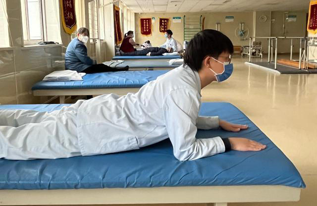 医生教你七个姿势缓解腰酸背疼，对照图好好学!