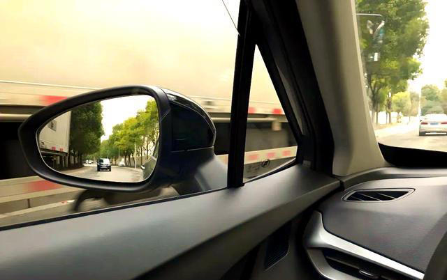 为什么高速上开车，不能同时打开同侧两个车窗?