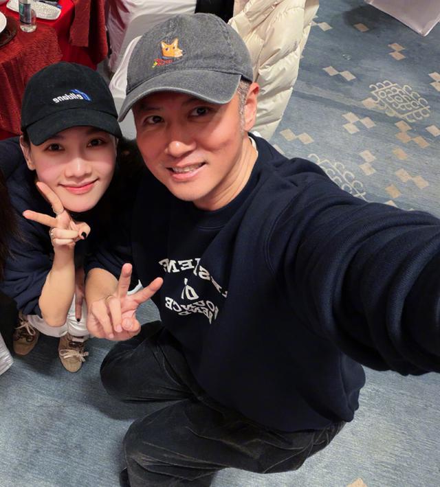 任重陪妻女澳洲度假，戴婚戒秀幸福，和孙骁骁同框一眼看出年龄差