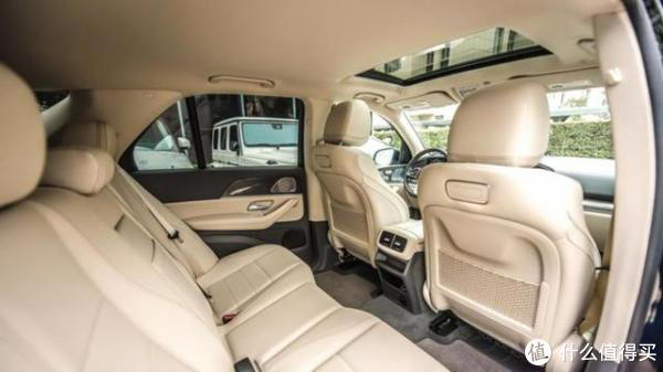 都说奥迪Q7跌价这么狠，是不是真不行，这车现在的性价比，简直是把宝马X5和奔驰GLE按在地上摩擦-有驾