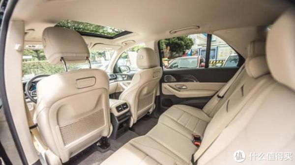 都说奥迪Q7跌价这么狠，是不是真不行，这车现在的性价比，简直是把宝马X5和奔驰GLE按在地上摩擦-有驾