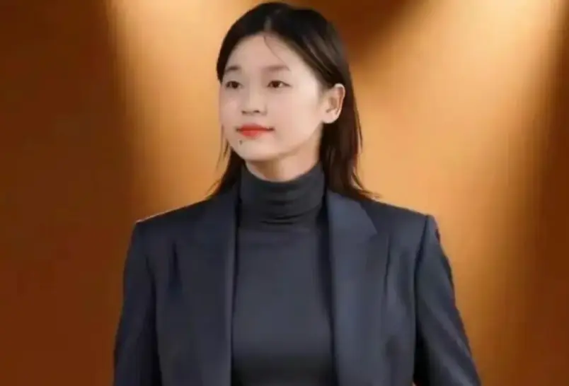 已停训达4个月！18岁全红婵解锁新身份：穿西装盛装亮相 英姿飒爽