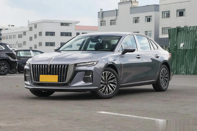 别乱买！2025年中型车油耗排行，凯美瑞夺冠，雅阁第11