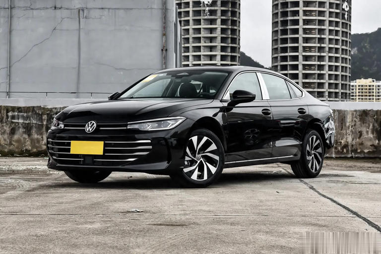 别乱买！2025年中型车油耗排行，凯美瑞夺冠，雅阁第11