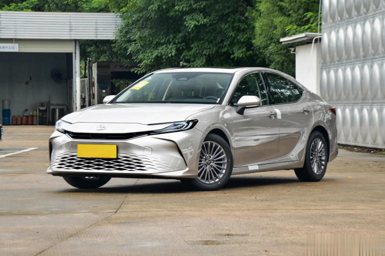 别乱买！2025年中型车油耗排行，凯美瑞夺冠，雅阁第11