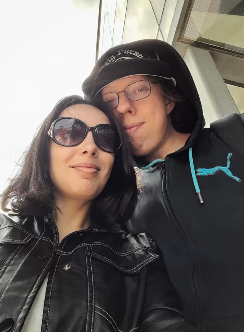 小哥长太丑爆红竟成功吸引美女网恋! 成功结婚生娃，网友：你小子!