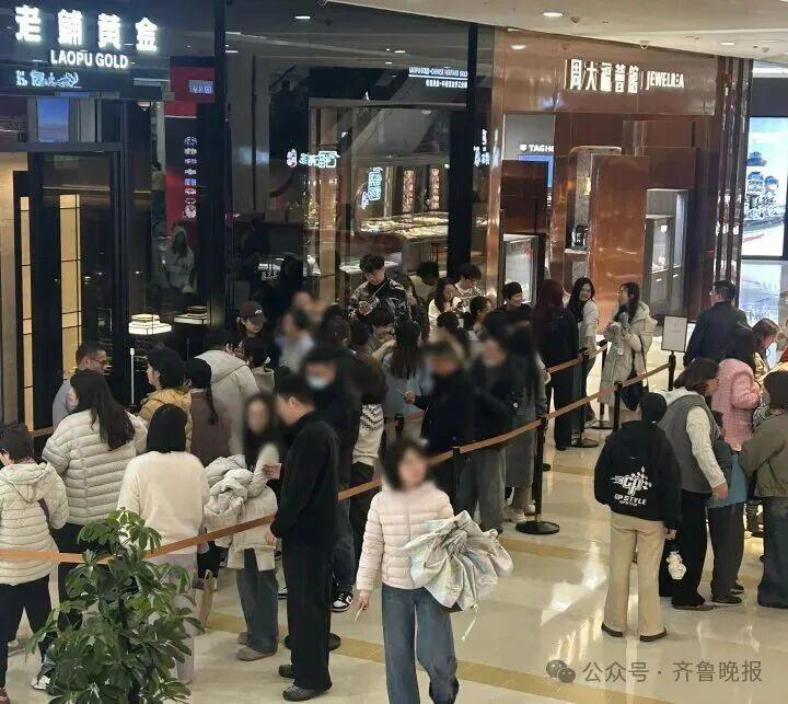 又涨了! “一夜睡醒赚近2万元”! 老铺黄金涨价前，价值60万元商品瞬间秒空
