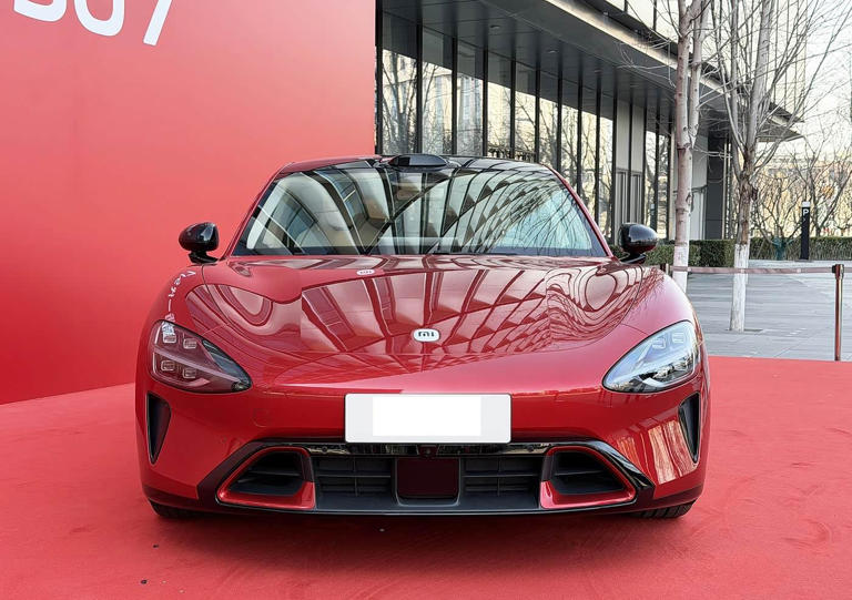 新一代小米SU7预售不足23万起!赤霞红配色更动感，续航超900公里