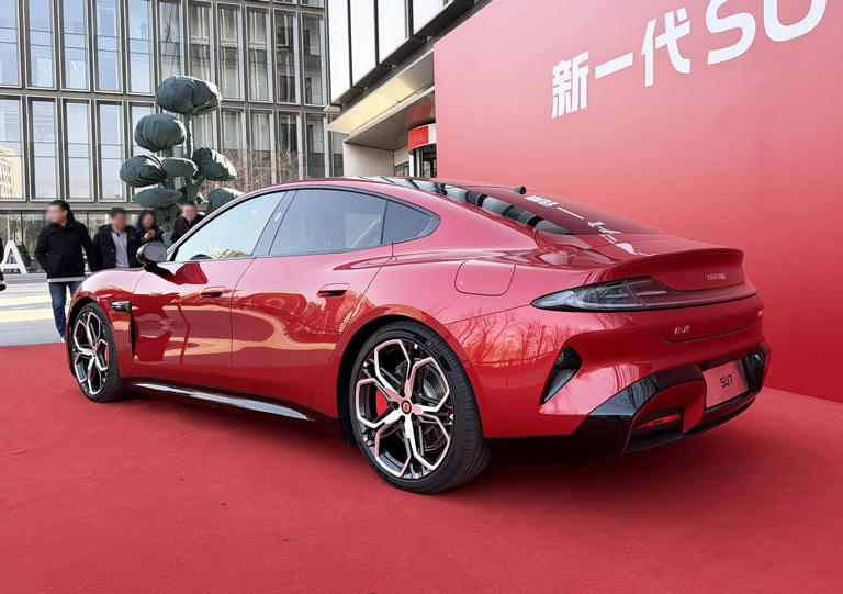 新一代小米SU7预售不足23万起!赤霞红配色更动感，续航超900公里