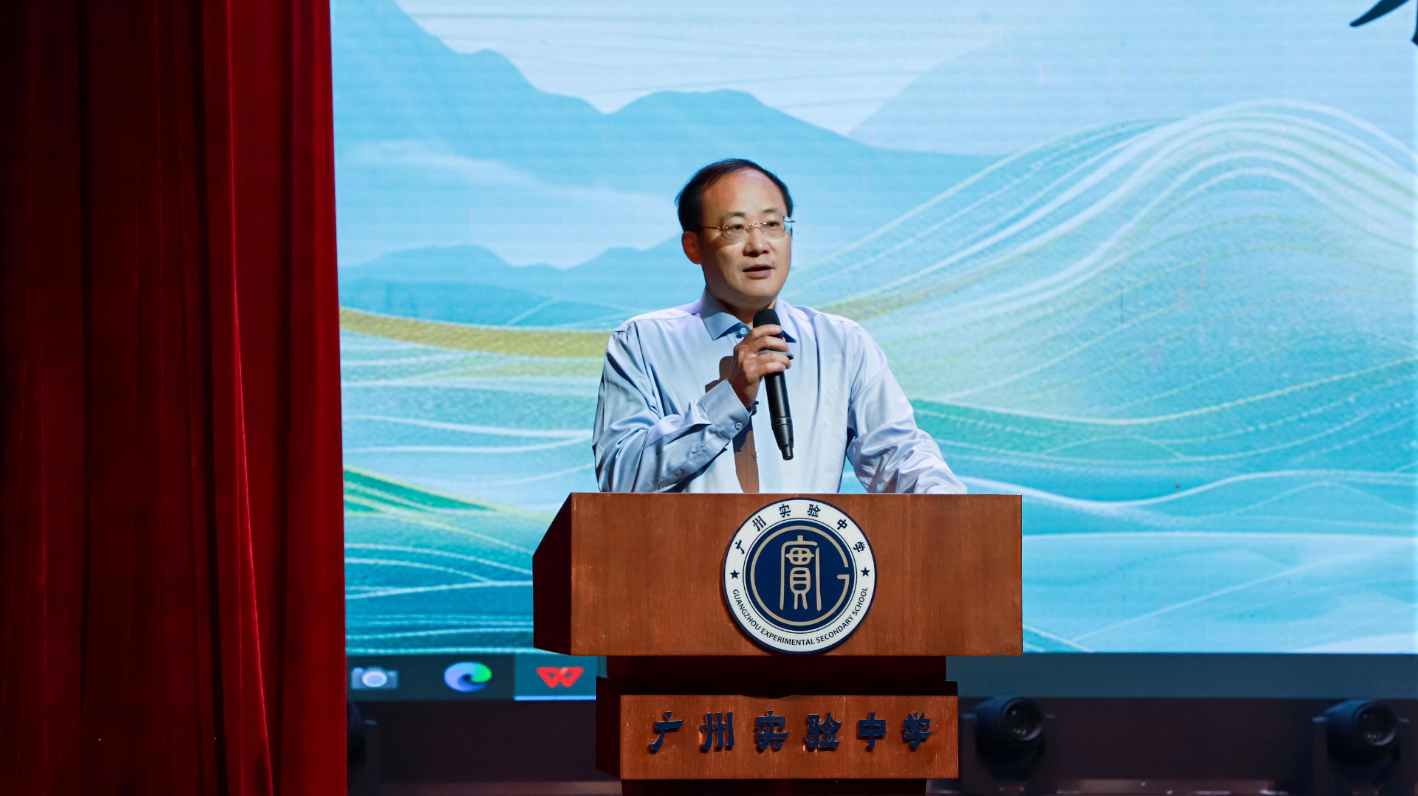 AI崛起关注什么? 广实校长张先龙：活得像个人，像人一样活着