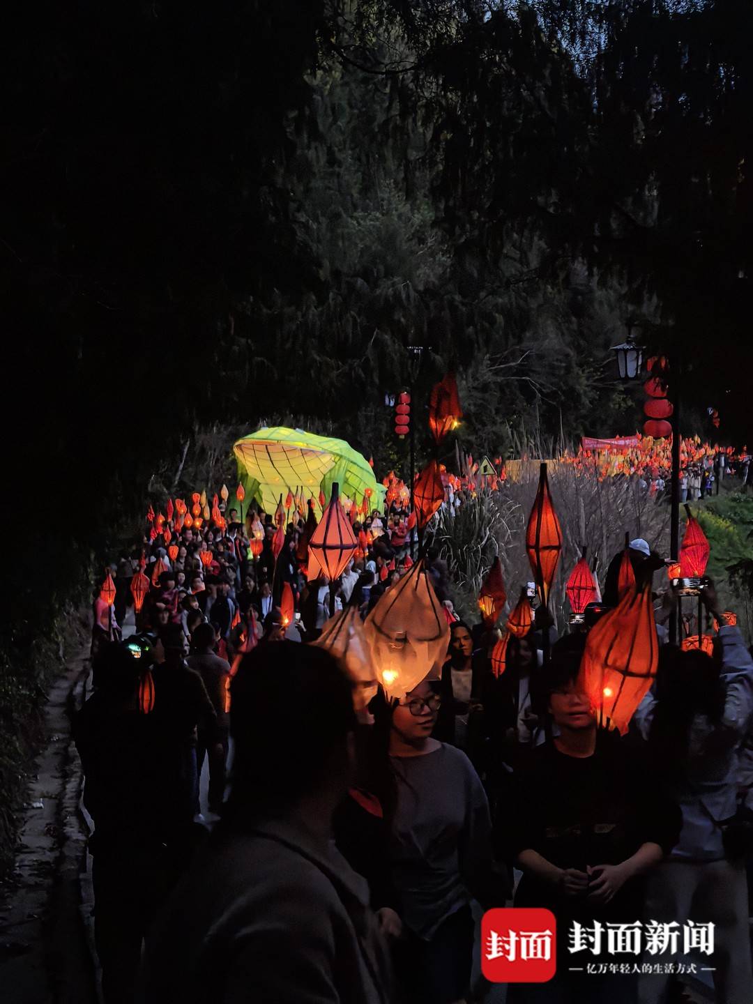 数万盏灯火漫过田埂，这是属于四川西充最热闹的非遗之夜｜图集