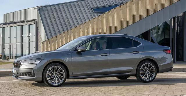 丰田全新凌放HEV海外上市，搭第四代THS混动系统，油耗4.7L／100km